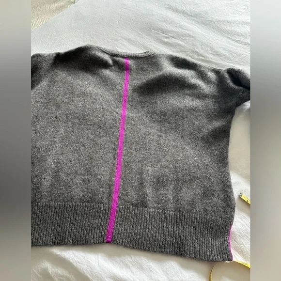 360 Cashmere Cozy Gray V-Neck Sweater, size large - Picture 7 of 14